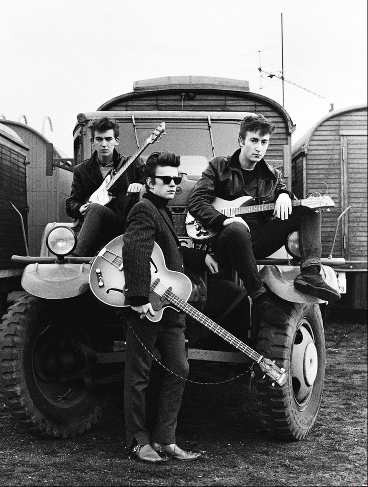 Tres Beatles. George Harrison, Stu Sutcliffe (murió súbitamente en Alemania a los 21) y John Lennon: así, estilo Teddy Boys, se los veía en Hamburgo en 1960.