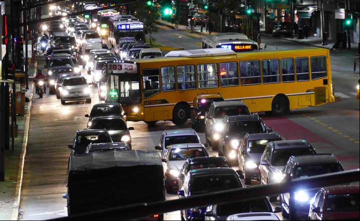 Un informe de la AGN encontró fallas en el control de emisión de gases y ruidos por parte de vehículos de transporte de pasajeros y cargas y autos y motos. Foto: Marcelo Carroll