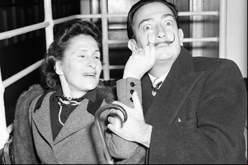 Gala y Salvador Dalí: la historia de una pasión que empezó con un vestido blanco y terminó con un mítico castillo