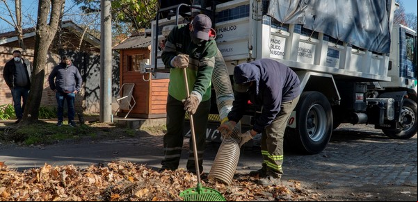 Camiones especiales para levantar hojas en las calles y veredas de San Isidro