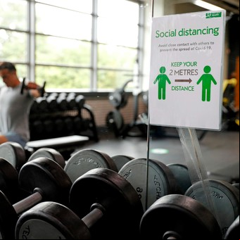 Gran Bretaña abre gimnasios y piscinas y deja atrás la cuarentena ante el colapso de la economía