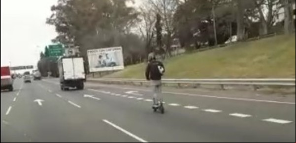 Video: en monopatín por la autopista Panamericana y a 80 km/h
