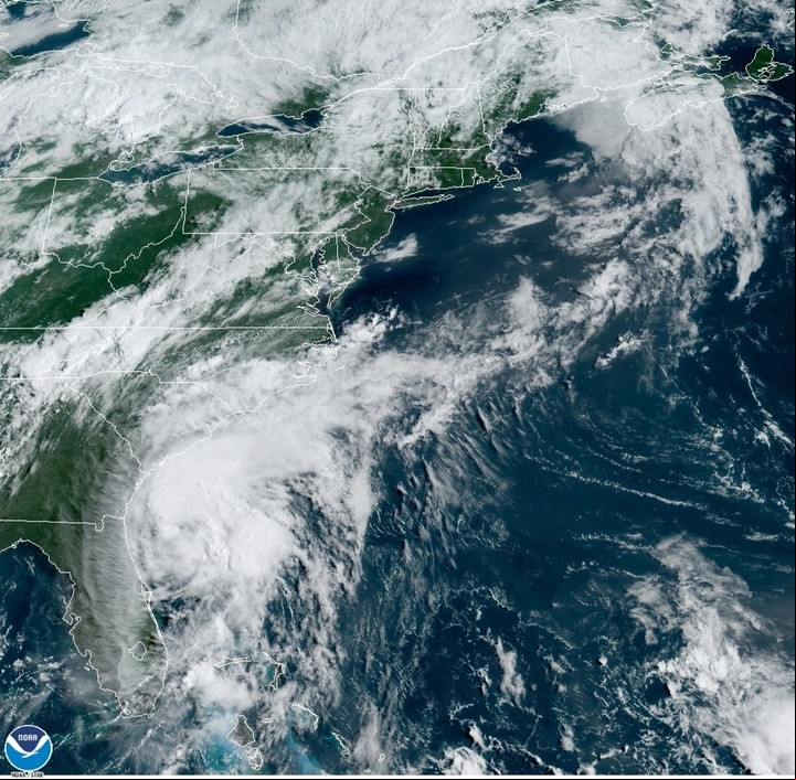Fotografía cedida por la istración Nacional Oceánica y Atmosférica (NOAA) de Estados Unidos por vía del Centro Nacional de Huracanes (NHC) donde se muestra la localización de la tormenta tropical Isaías. EFE