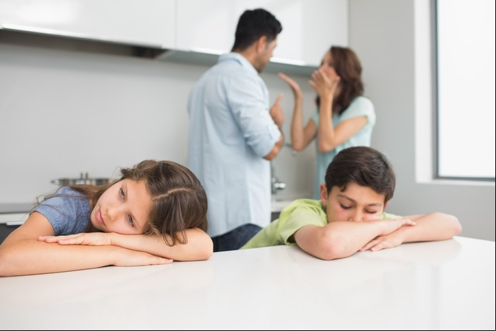 El agotamiento parental nos puede alejar de nuestra pareja. O entrar en peleas y desequilibrios emocionales.