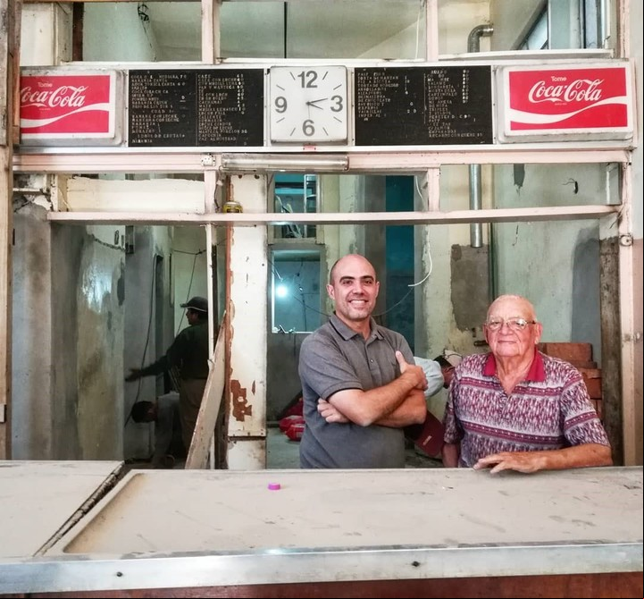 Martín Auzmendi y Jesús, en Roma Bar. Foto: Instagram