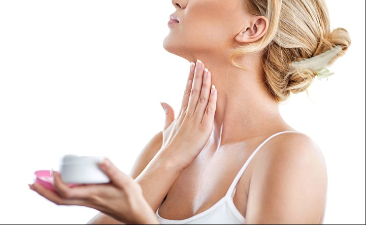 Con el paso de los años, la piel pierde elasticidad, los músculos faciales se debilitan y las cremas para el cuello ya no dan tanto resultado.