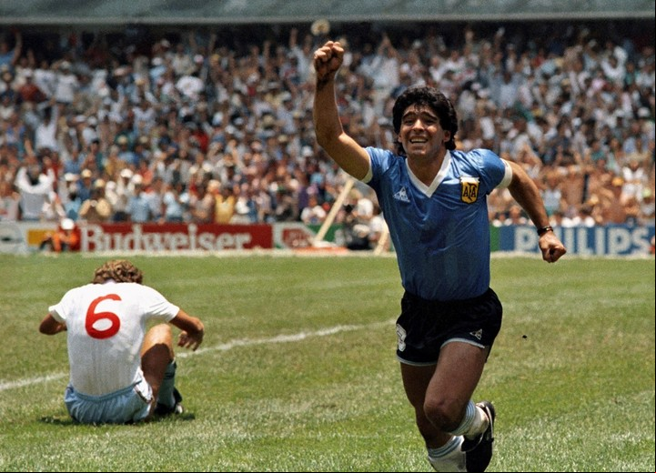Diego gritando el primer gol que le convirtió a Inglaterra en México.