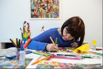 Karina Beltrán apenas ve, pero igual se luce como ilustradora