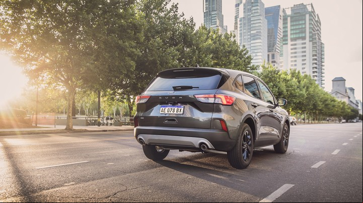 El toque sport que tiene el Ford Kuga Hybrid lo recibe con las llantas pintadas de negro y la doble salida de escape.