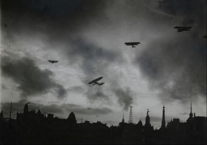 Aviones de guerra en el cielo de Buenos Aires durante la asonada militar.