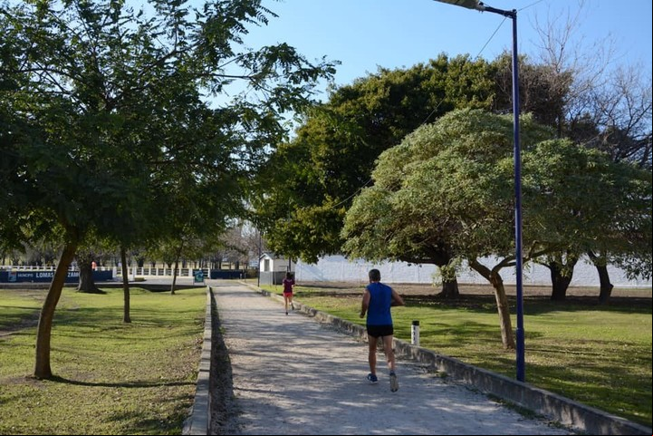En el Parque municipal Eva Perón, de Lomas de Zamora se puede salir a correr o caminar, pero no en grupos. Foto: Municipalidad de Lomas de Zamora