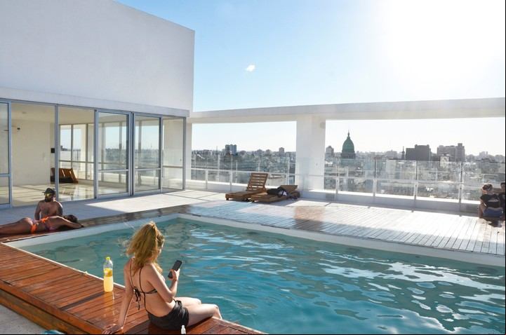 La piscina es uno de los espacios comunes en edificios coliving. Foto Casa Campus