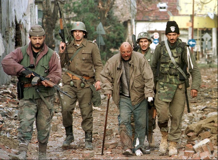 Soldados yugoslavos y voluntarios serbios escoltan a un civil croata el 18 de noviembre de 1991.
Foto AP