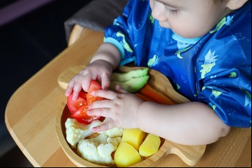 BLW: el método que sugiere pocas papillas, alimentos variados y mucho juego en la mesa