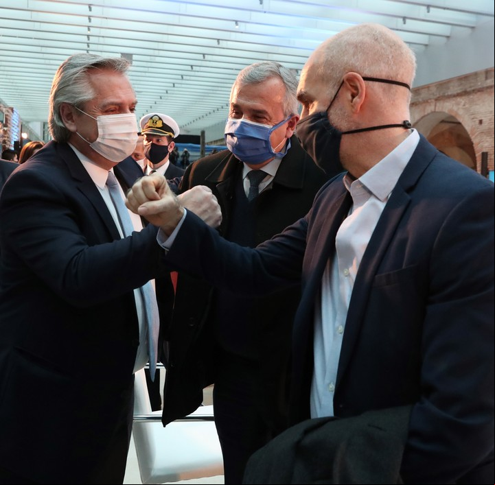 Alberto Fernández saluda a Horacio Rodriguez Larreta, la semana pasada.