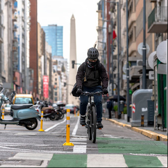 Por las ciclovías nuevas, la velocidad máxima en las avenidas Córdoba y Corrientes baja a 50 km/h