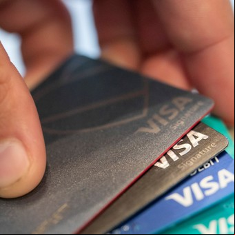 Gastos en dólares: cómo pagar la tarjeta en marzo para evitar recargos y ahorrar 14%