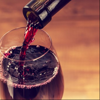 No, no hay ningún efecto beneficioso en el consumo de alcohol