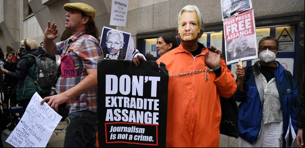 Julian Assange vuelve a los tribunales ingleses para ver si lo extraditan a EE.UU.