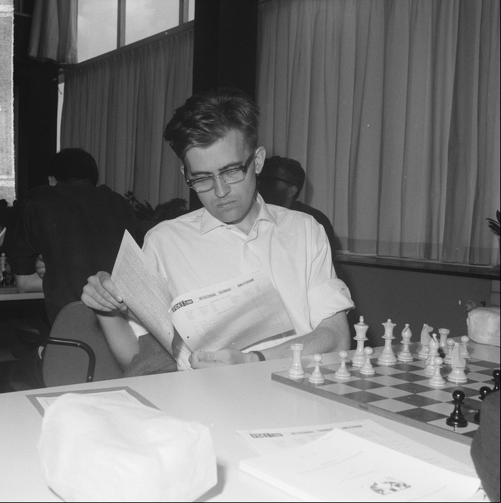 Bent Larsen, leyendo antes de una partida.
Foto Twitter @dgriffinchess