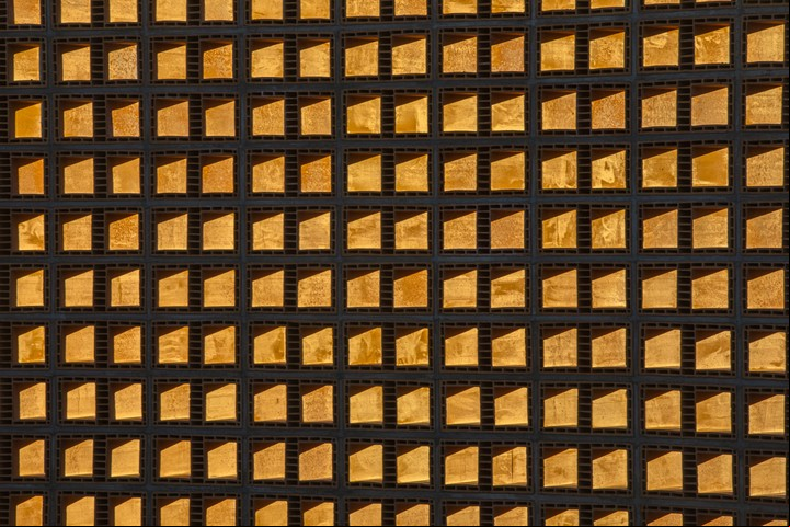 “Lattice Detour” de Héctor Zamora tiene ladrillos hechos en México que ofrecen una transparencia inesperada. Foto: Hiroko Masuike/The New York Times.