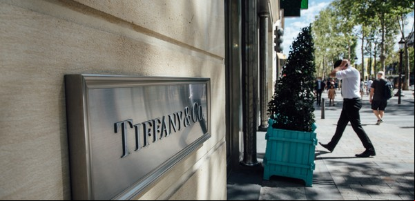 Guerra del lujo: Louis Vuitton cancela la compra de Tiffany, pero la joyería va la Justicia