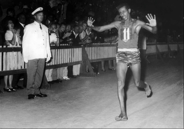 Abebe Bikila corre descalzo en las calles romanas en los Juegos Olímpicos de 1960.