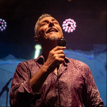 Pedro Aznar dio un show por streaming en la plataforma Suena en Vivo y emocionó a sus fans