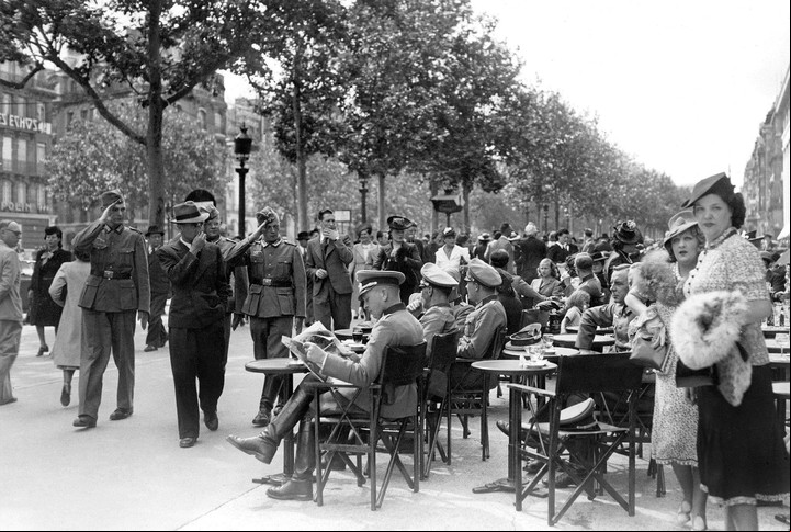 Oficiales alemanes en un café de París, 14 de julio de 1940.