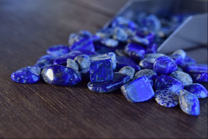 El significado del color azul en la psicología ¿Es tu favorito? Piedras como talismanes, lapislázuli Con todo el esplendor del azul en sus tonal Foto: Shutterstock