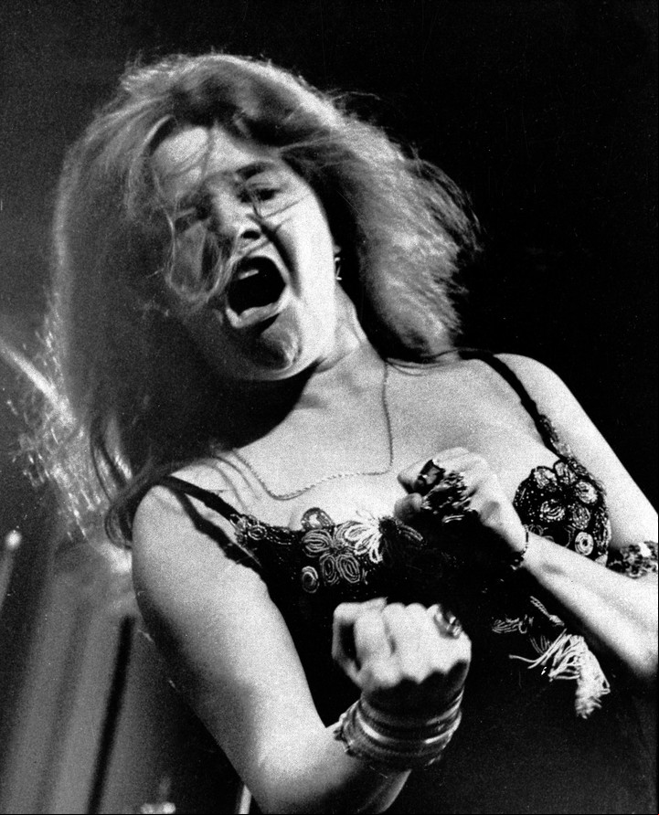 Janis Joplin, en el Newport Folk Festival con su banda Big Brother and the Holding Company y el despliegue absoluto de su talento incomparable. /Foto AP