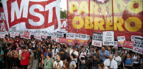 Militantes de izquierda se movilizaron frente al Banco Central para repudiar la misión del FMI