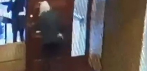 ¿Otro cuento del tío? Aseguran que le robaron a una abuela 60 mil dólares y 100 mil pesos en Belgrano