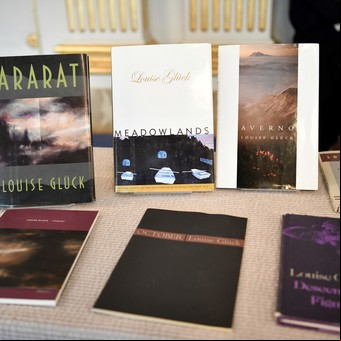 No hay libros de la Premio Nobel Louise Glück en el país: por las trabas para importar tardarán más