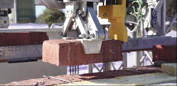 Video: polémica por el nuevo robot que construye casas de tres dormitorios como si fuese un albañil