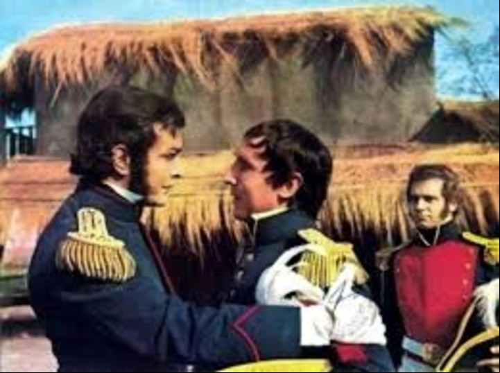 Hugo Arana (atrás, de rojo) en una escena de "El santo de la espada".