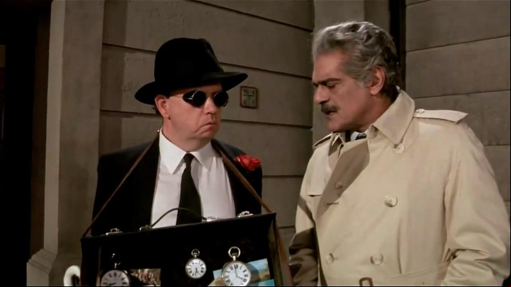 Omar Sharif como el agente Cedric.