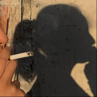 ¿Por qué el fumador se engaña diciendo que el cigarrillo no le hace nada?