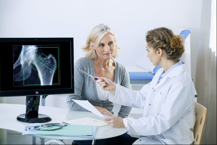 La suplementación con menaquinona-4 (una forma de vitamina K2) suele mejorar la densidad mineral ósea en mujeres postmenopáusicas./ Foto: Shutterstock.