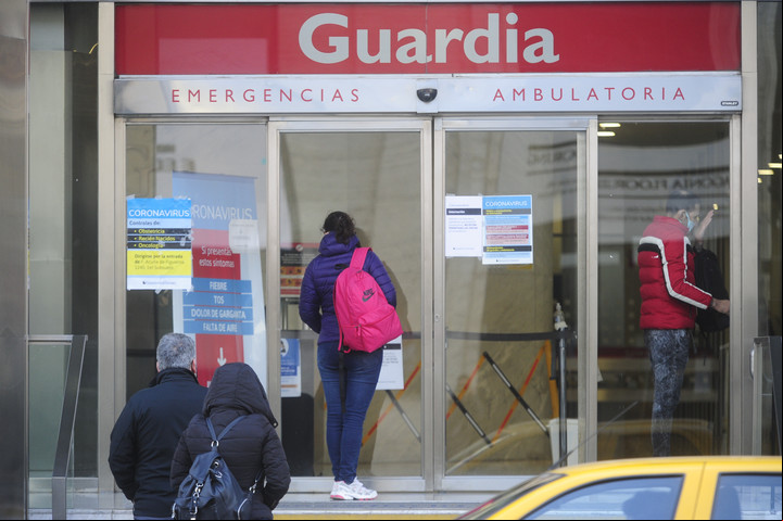 En plena pandemia, las familias hacen todo lo posible para poder seguir atendiéndose en las clínicas y sanatorios top. Foto Luciano Thieberger