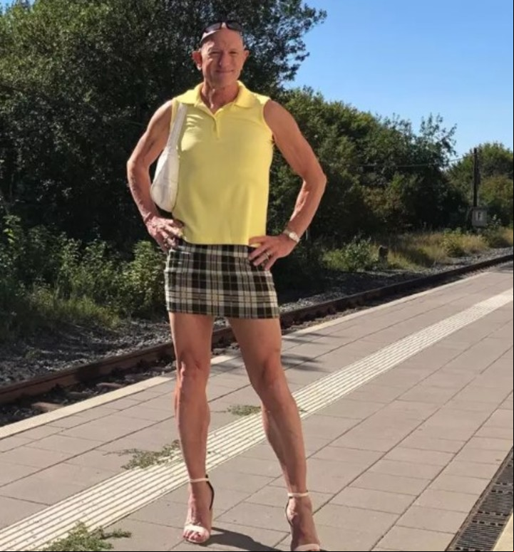 El look de este hombre de 61 años.