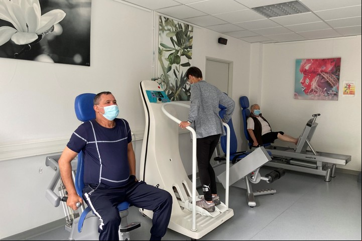 Los pacientes hacen ejercicio en la clínica Dieulefit Santé en Francia. Foto Yara Al Chikhanie.