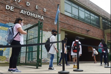 Lenguaje inclusivo: la Ciudad prohibió el uso de la "e", la "x" y el "@" en las aulas