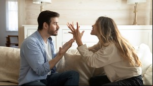 Personas que hay que evitar para proteger la salud mental. Parejas tóxicas. Mujeres y hombres muy avasallantes. / Shutterstock.