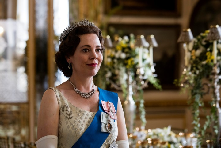 Olivia Colman caracterizada como la Reina Isabel II en "The Crown". Foto Netflix
