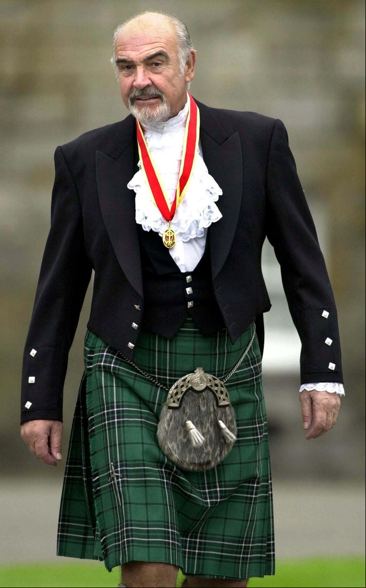 Cuando en el año 2000 la reina Isabel lo nombró Caballero en el Holyrood Palace, en Edimburgo, claro, la ciudad escocesa en la que nació, fue con polleras. FOTO: REUTERS
