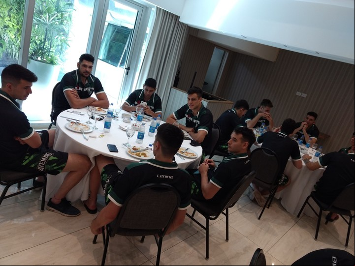 El plantel de Atenas en el comedor de uno de los hoteles de las "burbujas" de la Liga Nacional. Foto Twitter Atenas