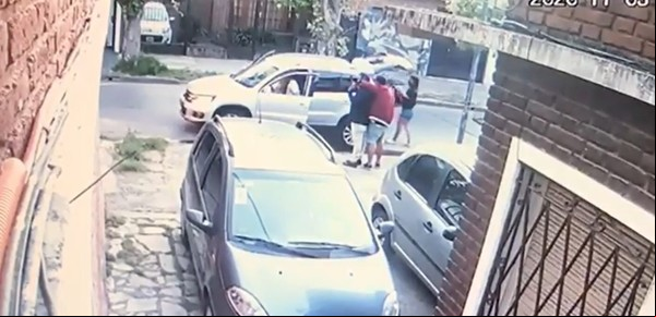 Video: roba un auto en el que viajaba un chico en silla de ruedas en Villa Ballester