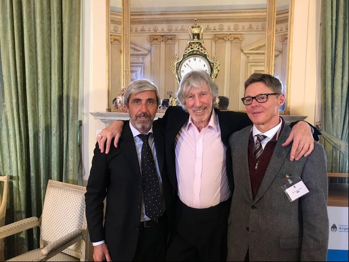 Julio Aro (a la izquierda) junto a Roger Waters y Morris Sribal (Cruz Roja). "La intervención de Roger Waters fue clave para llegar a la entonces presidente Cristina Kirchner. Si no fuera por Roger, no nos habrían dado bola".