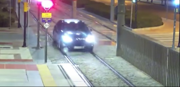 Video: manejó borracha más de un kilómetro por las vías del subte
